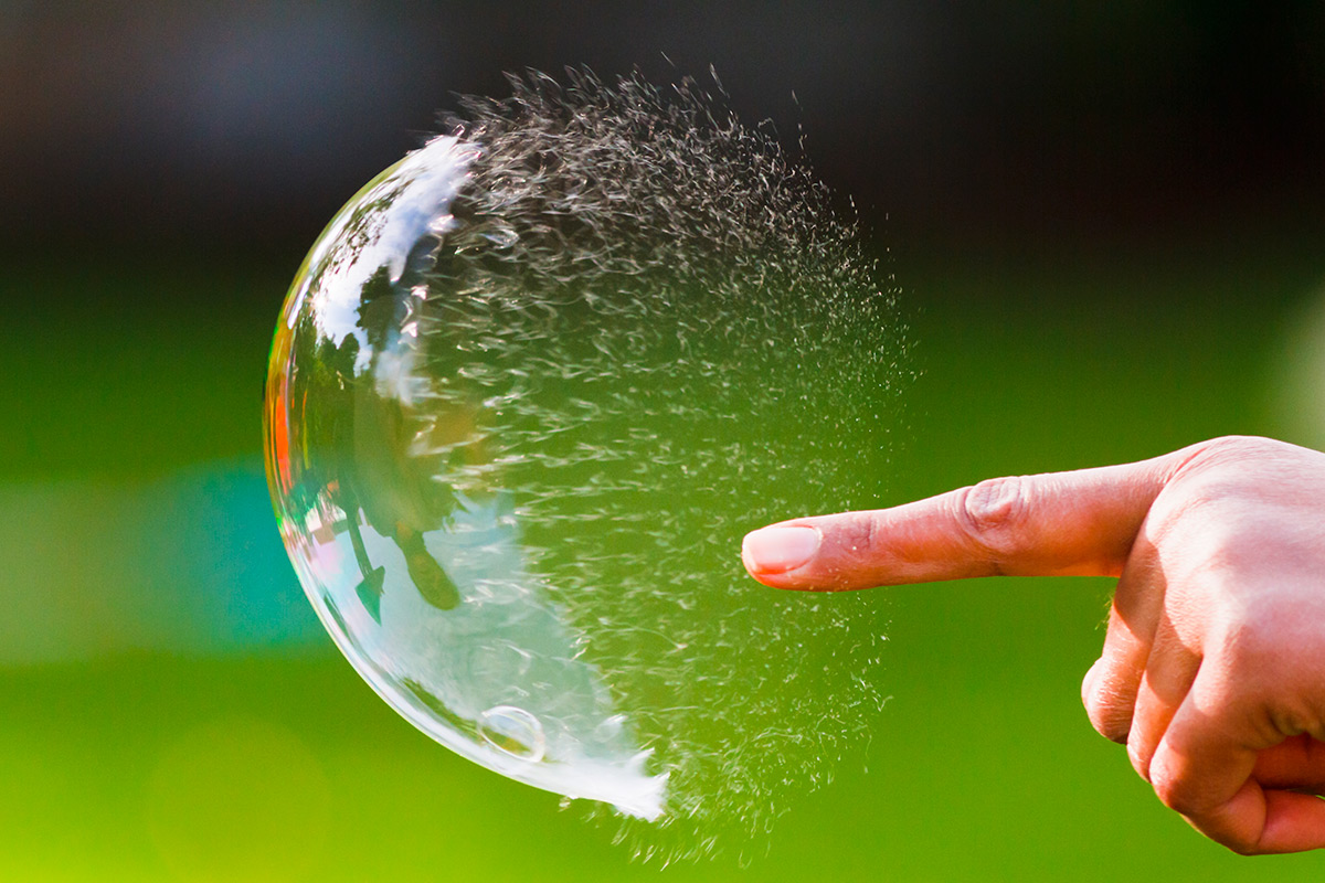 Почему лопается пузырь. Мыльный пузырь лопнул. Лопающийся пузырь. Лопание мыльного пузыря. Лопать мыльные пузыри.